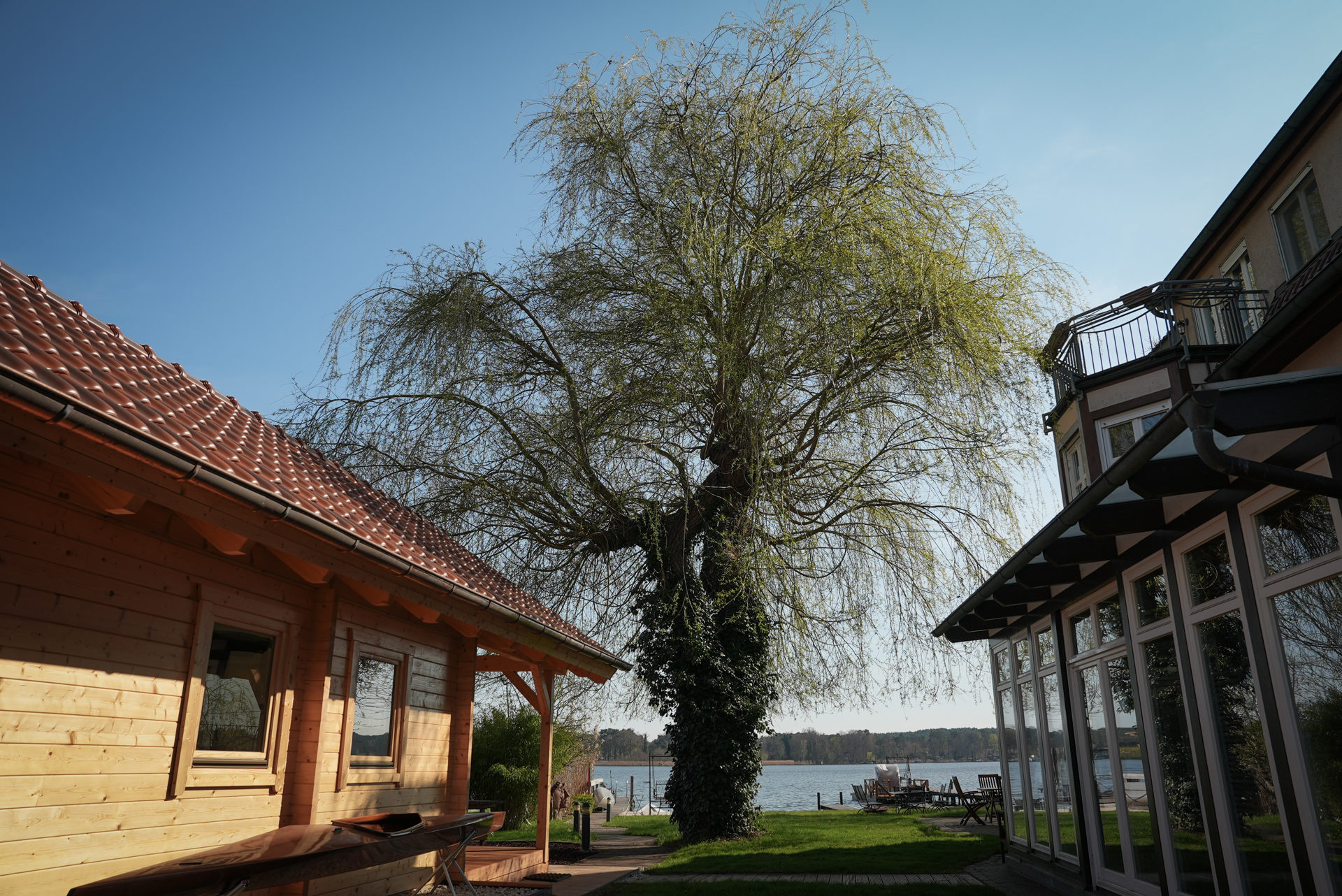 Drohnenaufnahme Villa am Krüpelsee mit Garten und Seezugang