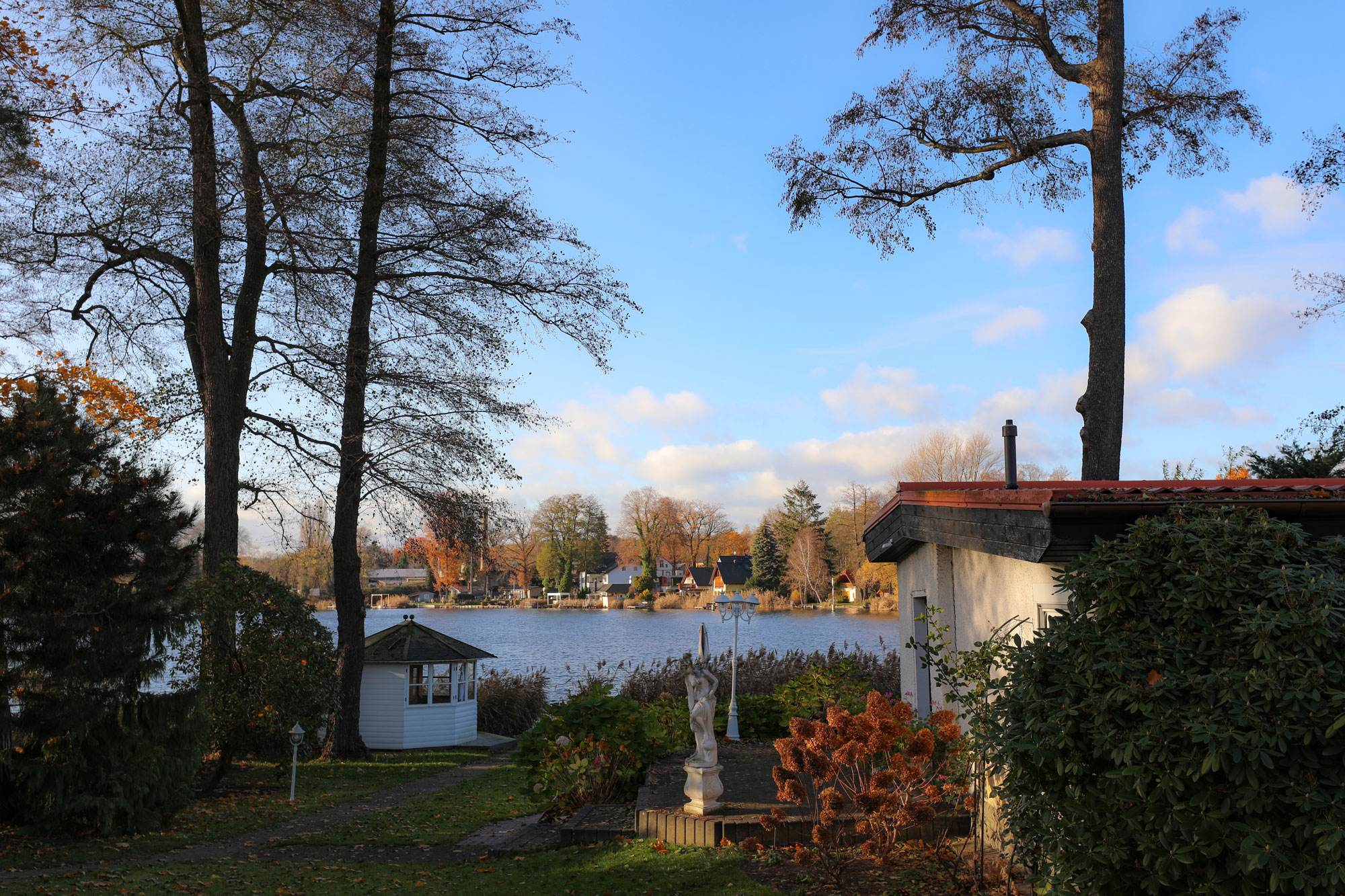 Wohnbereich mit Kaminofen – Innenansicht Villa Krüpelsee