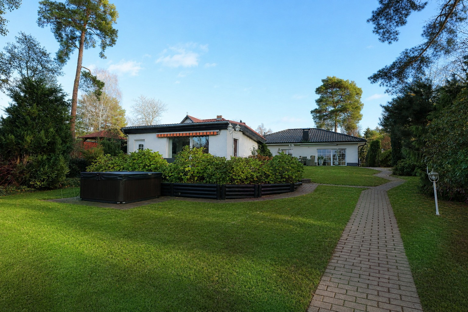 Villa mit Gästehaus und eigenem Steg am Krüpelsee Kablow