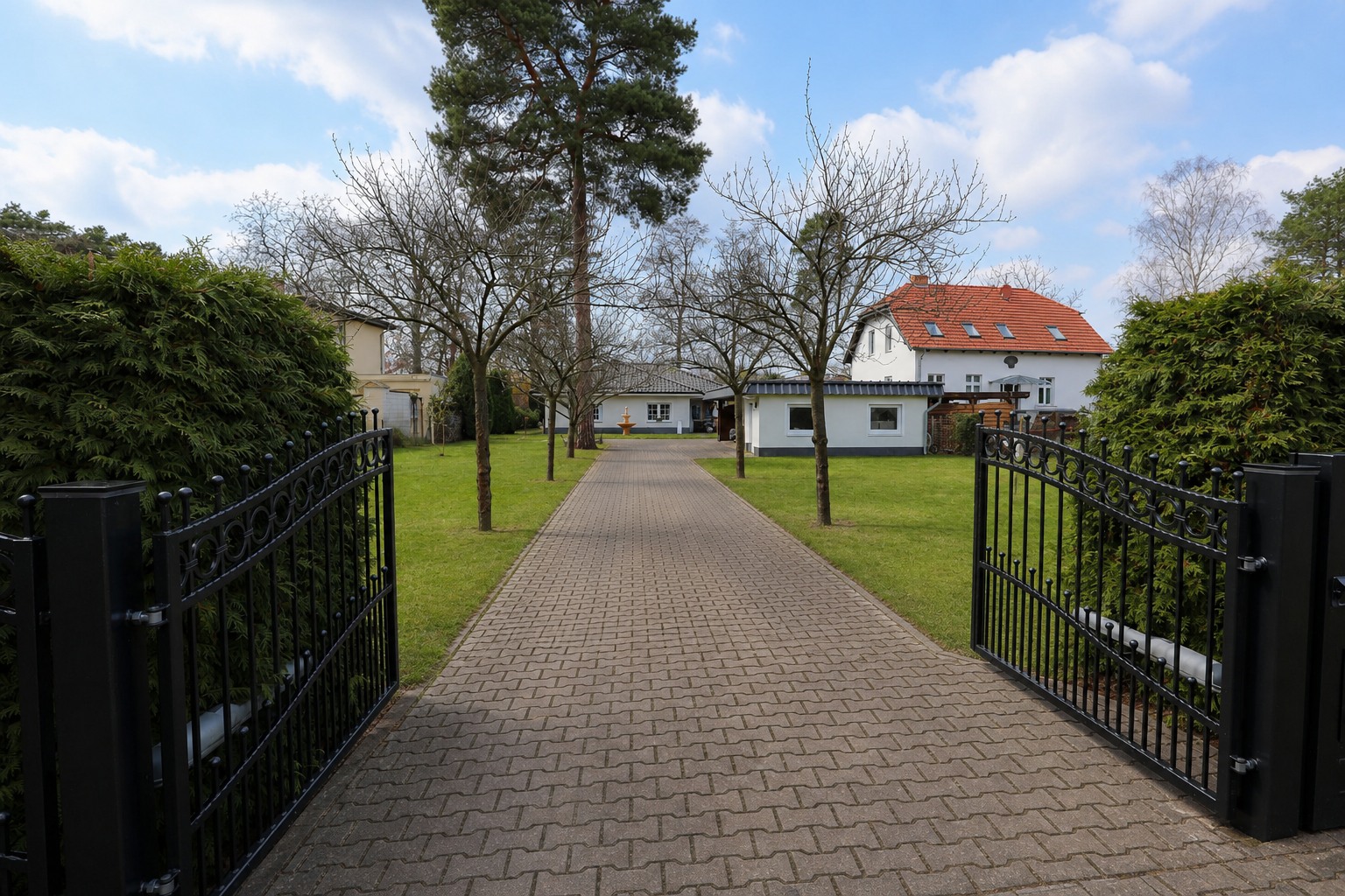 Außenansicht Seite – Villa mit Gästehaus Kablow Krüpelsee