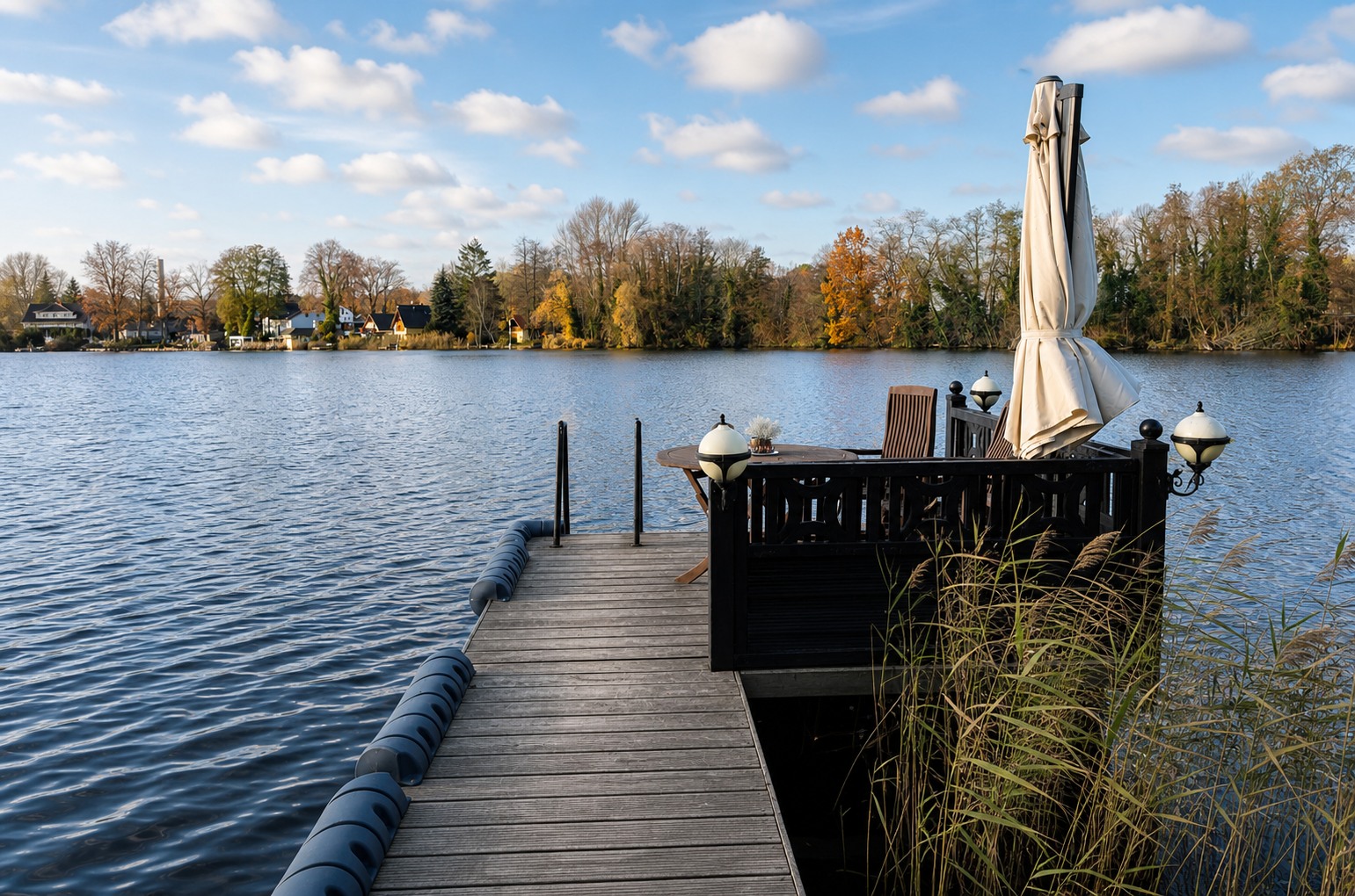 Bootssteg und Ufer am Krüpelsee – Villa Kablow Seehaus Berlin