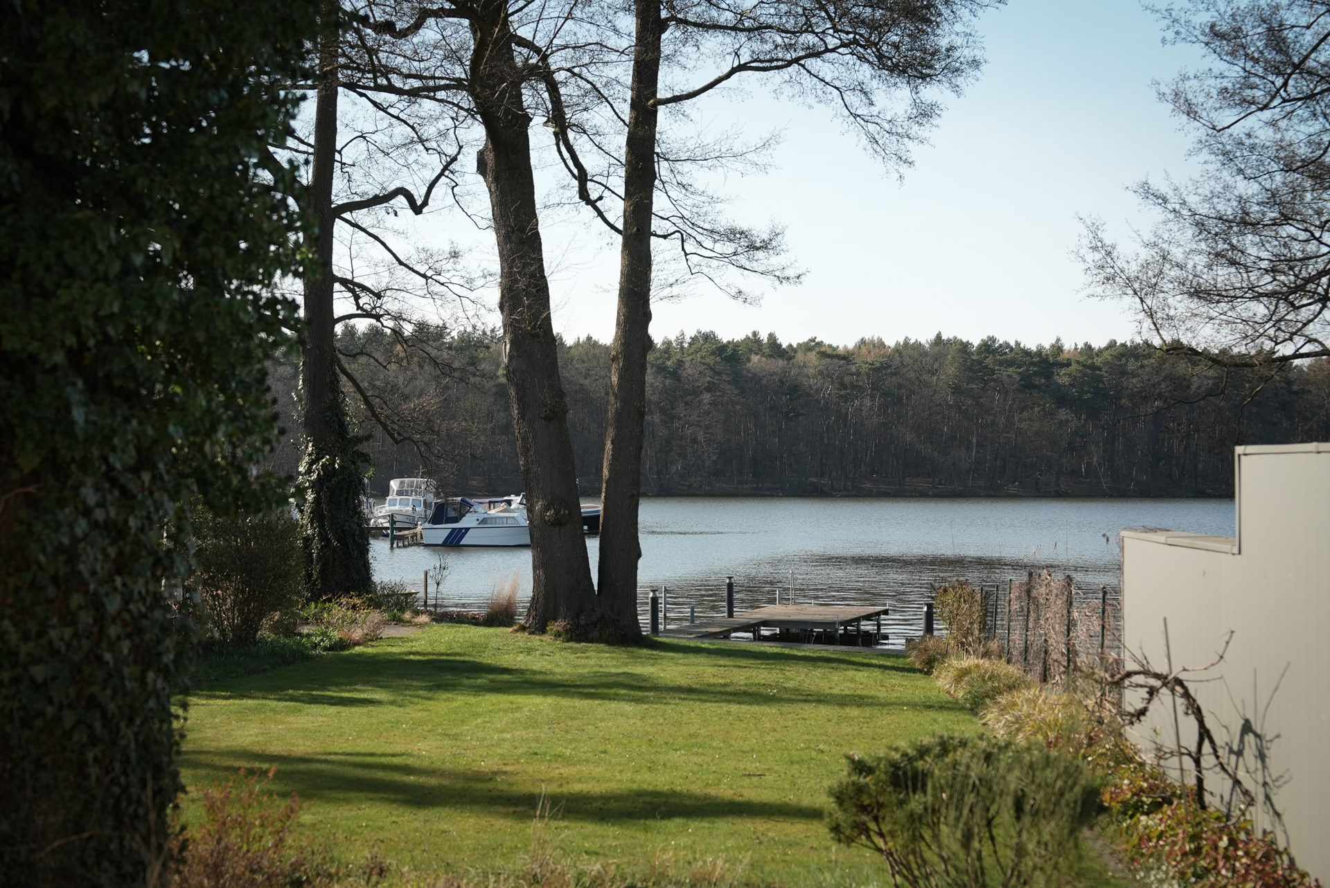 Garten mit Seeblick der Designvilla in Niederlehme