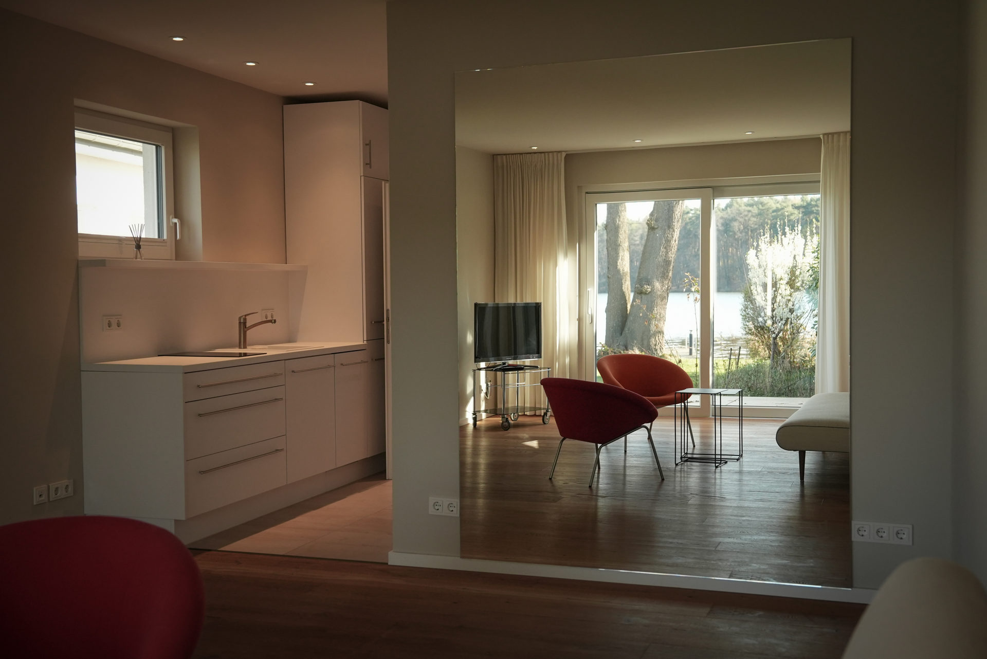 Schlafzimmer mit Seeblick in der Designvilla am Krüpelsee