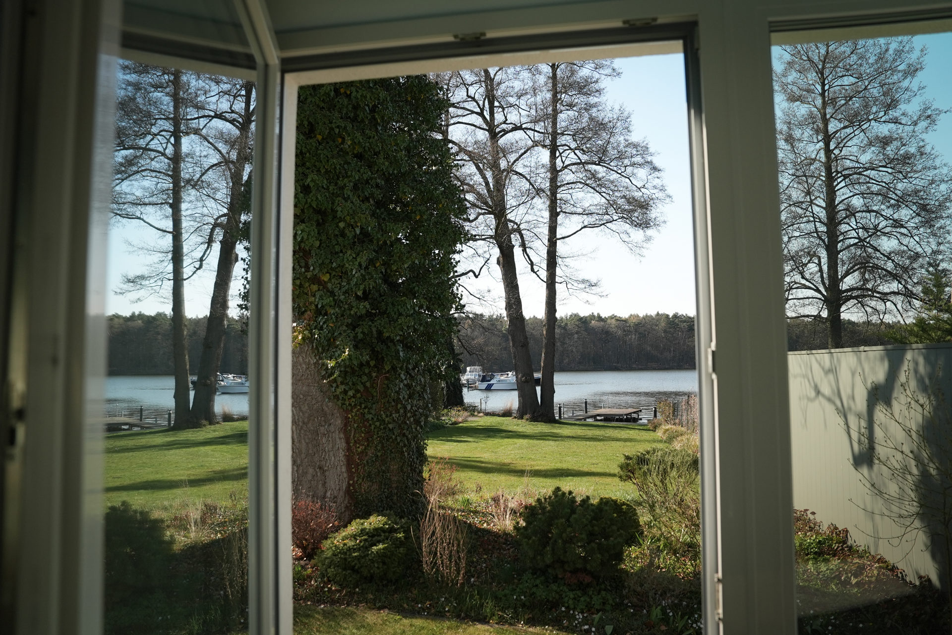 Essplatz mit Seeblick im Innenbereich der Designvilla