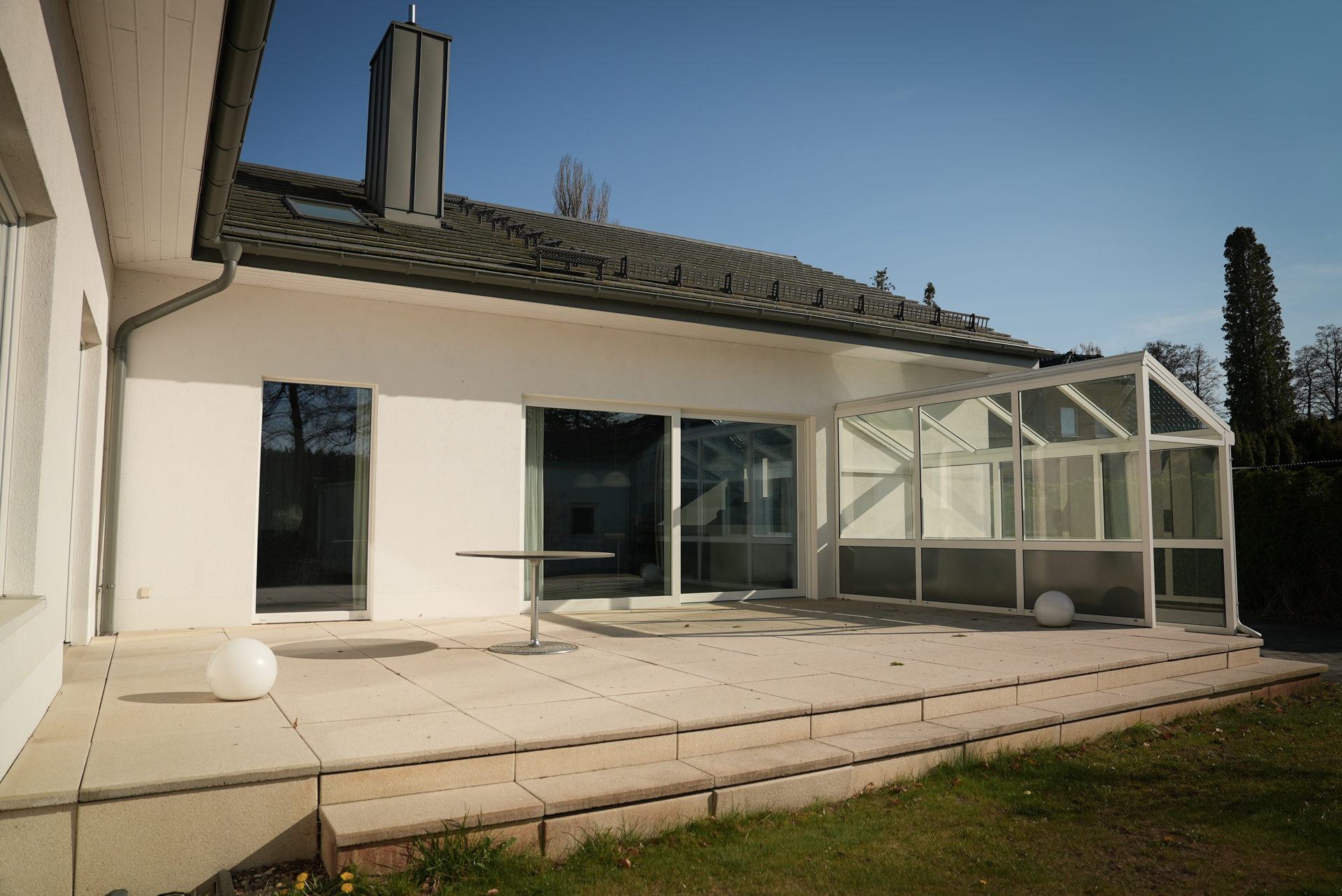 Offene Küche und Essbereich der Designvilla am Krüpelsee