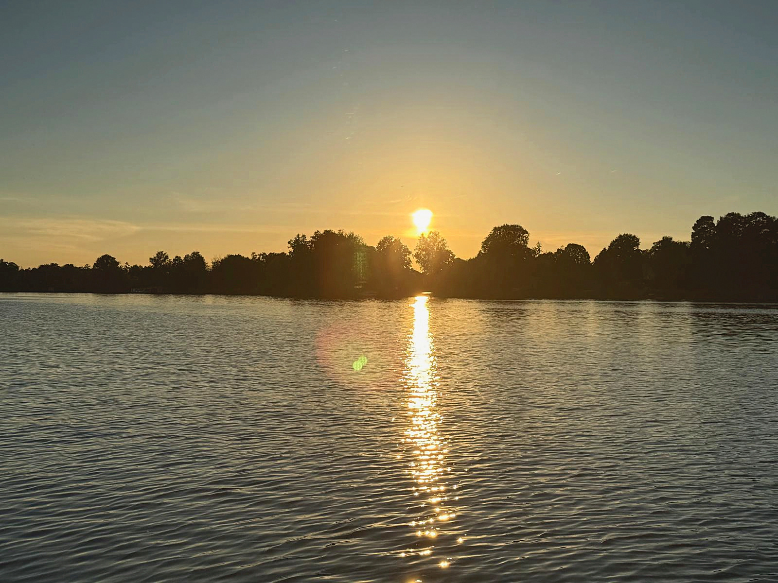 Sonnenaufgang über dem Krüpelsee – Lichtreflexion auf dem Wasser