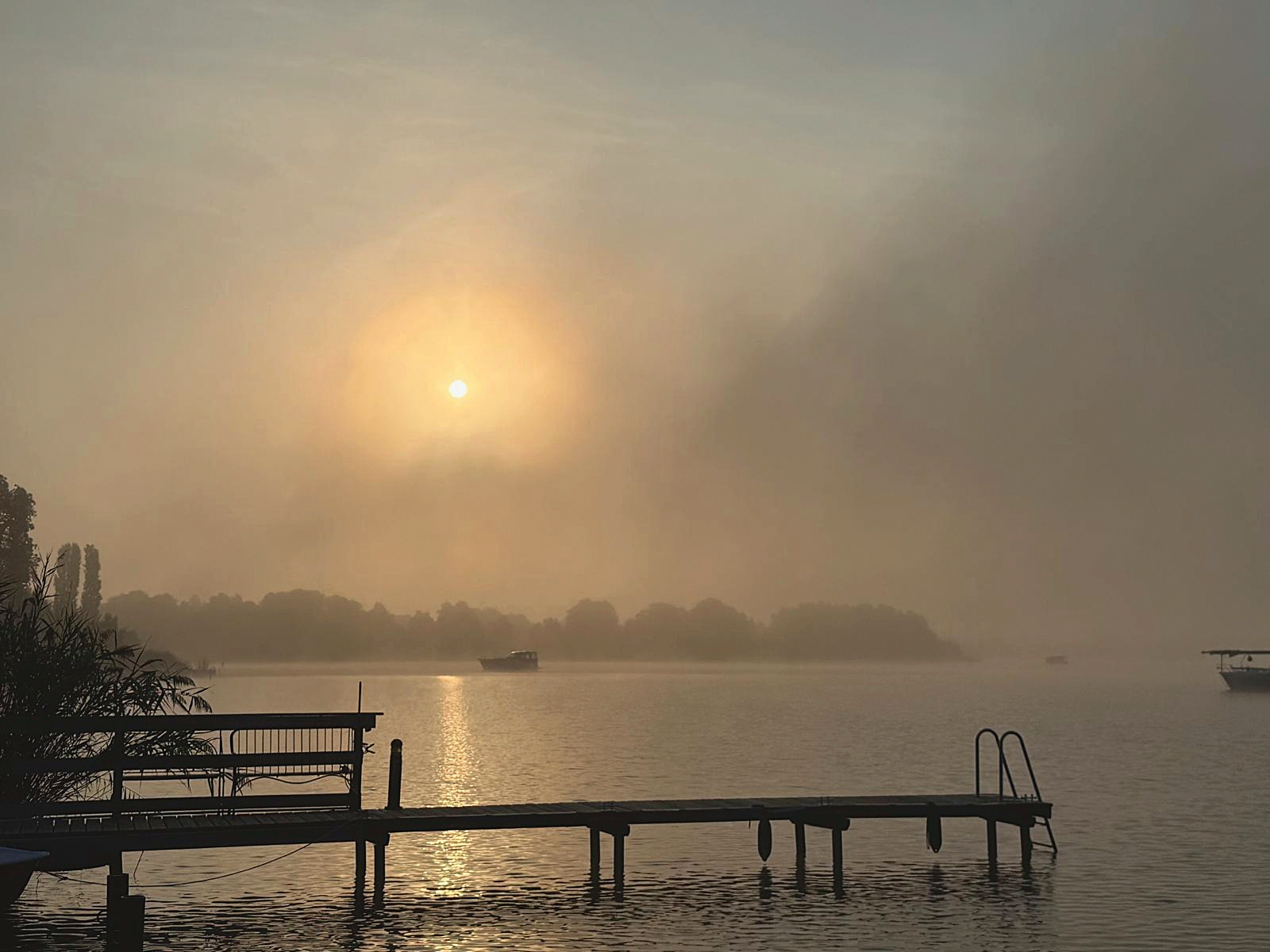 Krüpelsee im Morgennebel – Steg und Sonne über dem Wasser