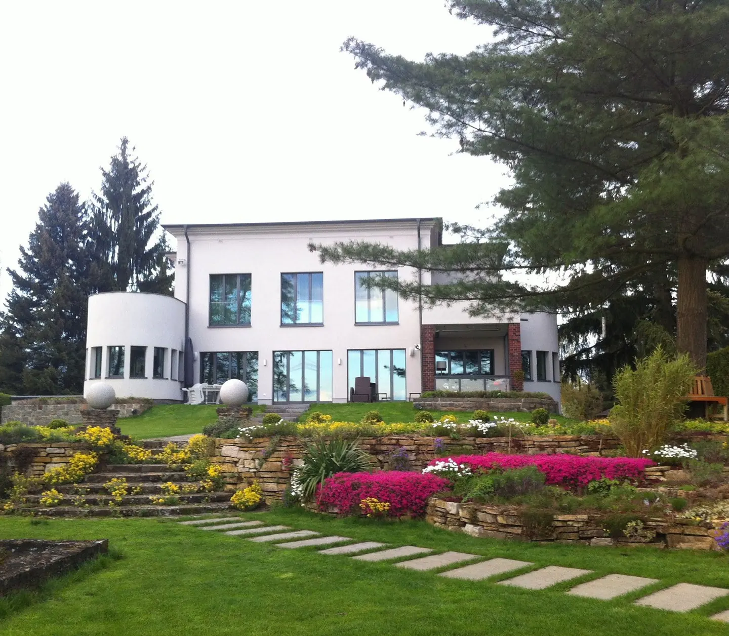 Seeseitige Ansicht der Villa am Teupitzer See mit terrassiertem Blumengarten