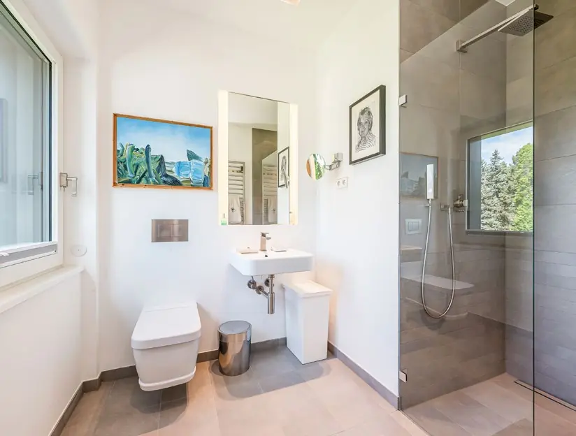 Gästebad mit bodengleicher Dusche