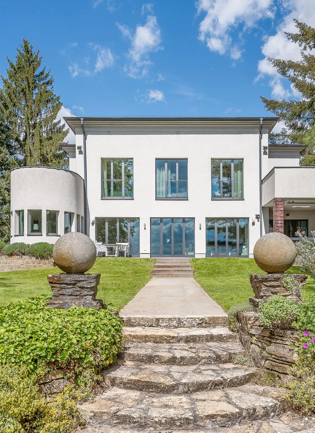 Gartenseite der Villa von 1931 mit Natursteintreppe