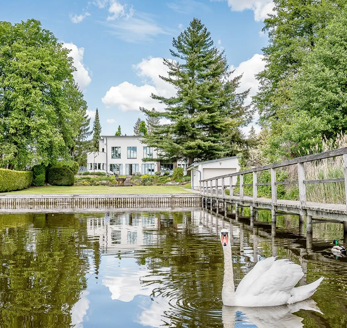 Villa am Teupitzer See vom Wasser aus gesehen, mit Garten, Steg und Bootshaus