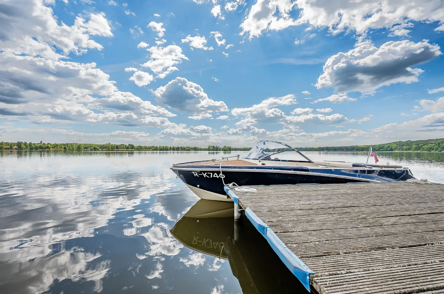 Bootssteg mit Badeleiter und Motorboot Quicksilver Classic 640 auf dem Teupitzer See